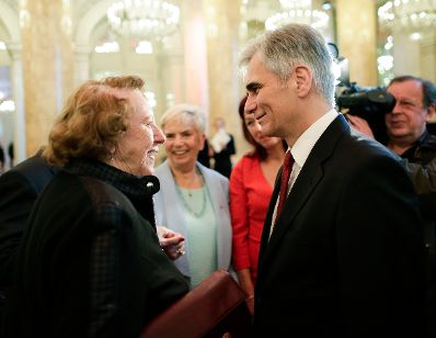 Am 8. April 2016 &uuml;berreichte Bundeskanzler Werner Faymann (r.) die Urkunde, mit der Katharina Sasso (l.) der Berufstitel Professorin verliehen wurde.