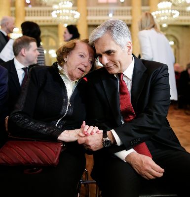 Am 8. April 2016 &uuml;berreichte Bundeskanzler Werner Faymann (r.) die Urkunde, mit der Katharina Sasso (l.) der Berufstitel Professorin verliehen wurde.