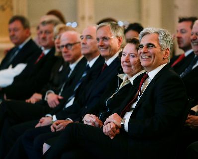 Am 8. April 2016 &uuml;berreichte Bundeskanzler Werner Faymann die Urkunde, mit der Katharina Sasso der Berufstitel Professorin verliehen wurde.
