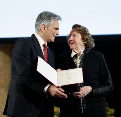 Am 8. April 2016 &uuml;berreichte Bundeskanzler Werner Faymann (l.) die Urkunde, mit der Katharina Sasso (r.) der Berufstitel Professorin verliehen wurde.