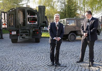 Am 13. April 2016 besuchten Bundeskanzler Werner Faymann (l.) und Verteidigungsminister Hans Peter Doskozil (r.) die Heckenast-Burian-Kaserne in Wien-Meidling.