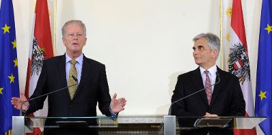 Bundeskanzler Werner Faymann (r.) mit Vizekanzler und Bundesminister Reinhold Mitterlehner (l.) beim Pressefoyer nach dem Ministerrat am 19. April 2016.