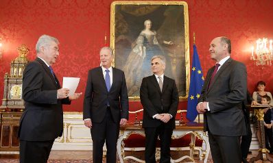 Am 21. April 2016 nahm Bundeskanzler Werner Faymann (m.r.) und Vizekanzler und Bundesminister Reinhold Mitterlehner (m.l.) an der Angelobung von Innenminister Wolfgang Sobotka (r.) durch Bundespr&auml;sident Heinz Fischer (l.) in der Pr&auml;sidentschaftskanzlei teil.