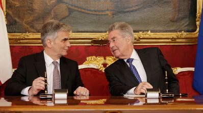 Am 21. April 2016 nahm Bundeskanzler Werner Faymann (l.) an der Angelobung von Innenminister Wolfgang Sobotka durch Bundespr&auml;sident Heinz Fischer (r.) in der Pr&auml;sidentschaftskanzlei teil.