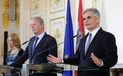 Bundeskanzler Werner Faymann (r.) mit Vizekanzler und Bundesminister Reinhold Mitterlehner (l.) beim Pressefoyer nach dem Ministerrat am 26. April 2016. 