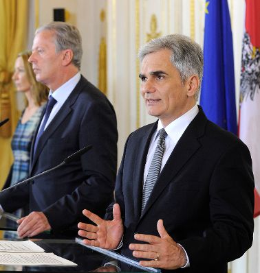 Bundeskanzler Werner Faymann (r.) mit Vizekanzler und Bundesminister Reinhold Mitterlehner (l.) beim Pressefoyer nach dem Ministerrat am 26. April 2016. 