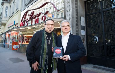 Am 26. April 2016 nahm Bundeskanzler Werner Faymann (r.) an der Buchpr&auml;sentation &quot;Die Geschichte des Austropop in 20 Songs&quot; im Filmcasino Wien teil. Im Bild mit dem Autor Rudi Dolezal (l.).