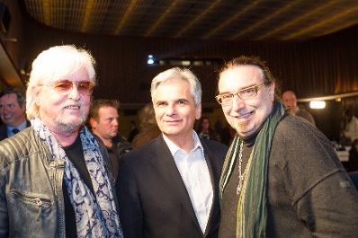 Am 26. April 2016 nahm Bundeskanzler Werner Faymann (m.) an der Buchpr&auml;sentation &quot;Die Geschichte des Austropop in 20 Songs&quot; im Filmcasino Wien teil. Im Bild mit dem Autor Rudi Dolezal (r.) und Reinhold Bilgeri (l.)