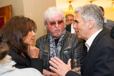 Am 26. April 2016 nahm Bundeskanzler Werner Faymann (r.) an der Buchpr&auml;sentation &quot;Die Geschichte des Austropop in 20 Songs&quot; im Filmcasino Wien teil. Im Bild mit Reinhold Bilgeri (m.) und Beatrix Bilgeri-Kopf (l.).