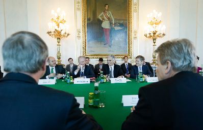 Am 26. April 2016 lud der Bundeskanzler die Sozialpartner zu einem Gespr&auml;ch in das Bundeskanzleramt ein. Im Bild (v.l.n.r.) Innenminister Wolfgang Sobotka, Vizekanzler und Bundesminister Reinhold Mitterlehner, Bundeskanzler Werner Faymann und Kanzleramtsminister Josef Ostermayer.