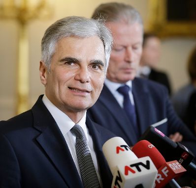 Am 26. April 2016 lud Bundeskanzler Werner Faymann (l.) die Sozialpartner zu einem Gespr&auml;ch in das Bundeskanzleramt ein. Im Anschluss fanden Pressestatements statt. Im Bild mit Vizekanzler und Bundesminister Reinhold Mitterlehner (r.).