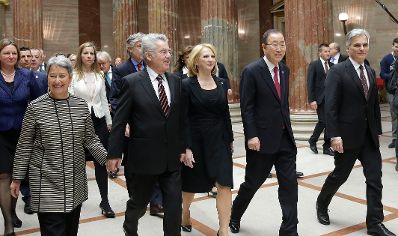 Am 28. April 2016 empfing Bundeskanzler Werner Faymann (r.) UN-Generalsekret&auml;r Ban Ki-moon (m.r.) im Parlament. Im Bild mit Nationalratspr&auml;sidentin Doris Bures (m.) und Bundespr&auml;sident Heinz Fischer (m.l.) mit Ehefrau Margit (l.).