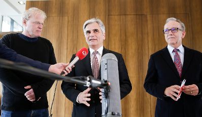 Am 3. Mai 2016 gab Bundeskanzler Werner Faymann (m.) gemeinsam mit dem AK-Pr&auml;sidenten Rudolf Kaske (r.) und dem Gesch&auml;ftsf&uuml;hrer Greenpeace in Zentral- und Osteuropa Alexander Egit (l.) ein Pressestatement zum Thema TTIP.