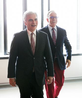 Am 3. Mai 2016 gab Bundeskanzler Werner Faymann (l.) gemeinsam mit dem AK-Pr&auml;sidenten Rudolf Kaske (r.) und dem Gesch&auml;ftsf&uuml;hrer Greenpeace in Zentral- und Osteuropa Alexander Egit ein Pressestatement zum Thema TTIP.