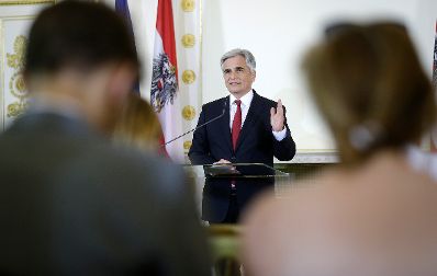 Am 9. Mai 2016 gab Bundeskanzler Werner Faymann in einer Pressekonferenz bekannt, dass er alle seine &Auml;mter zur&uuml;ck legt.