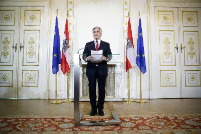 Am 9. Mai 2016 gab Bundeskanzler Werner Faymann in einer Pressekonferenz bekannt, dass er alle seine &Auml;mter zur&uuml;ck legt.