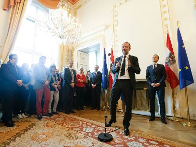 Am 18. Mai 2016 begr&uuml;&szlig;te Bundeskanzler Christian Kern (r.) die Mitarbeiter des Bundeskanzleramtes. Im Bild mit Thomas Drozda, Bundesminister ohne Portefeuille (m.).