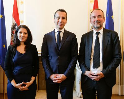 Am 18. Mai 2016 begr&uuml;&szlig;te Bundeskanzler Christian Kern (m.) die Mitarbeiter des Bundeskanzleramtes. Im Bild mit Muna Duzdar, Staatssekret&auml;rin im Bundeskanzleramt (l.) und Thomas Drozda, Bundesminister ohne Portefeuille (r.).