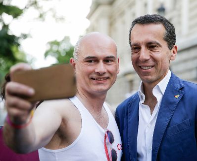 Am 18. Juni 2016 besuchte Bundeskanzler Christian Kern die Regenbogenparade.