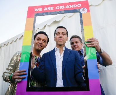 Am 18. Juni 2016 besuchte Bundeskanzler Christian Kern (m.) die Regenbogenparade. Im Bild mit Schauspieler Alfons Haider (r.).