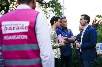 Am 18. Juni 2016 besuchte Bundeskanzler Christian Kern (r.) die Regenbogenparade. Im Bild mit Schauspieler Alfons Haider (m.).