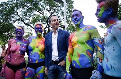 Am 18. Juni 2016 besuchte Bundeskanzler Christian Kern die Regenbogenparade.