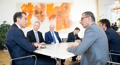 Am 21. Juni 2016 empfing Bundeskanzler Christian Kern (l.) den Nokia-Gesch&auml;ftsf&uuml;hrer Rajeev Suri (r.) zu einem Gespr&auml;ch im Bundeskanzleramt.