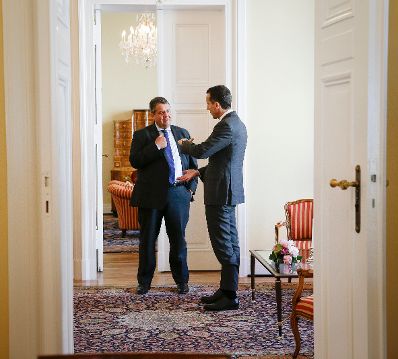 Am 23. Juni 2016 traf Bundeskanzler Christian Kern (r.) im Rahmen seines Besuches in Berlin den deutschen Vizekanzler Sigmar Gabriel (l.) zu einem Gespr&auml;ch.