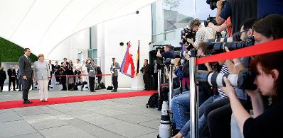 Am 23. Juni 2016 traf Bundeskanzler Christian Kern (l.) im Rahmen seines Besuches in Berlin die deutsche Bundeskanzlerin Angela Merkel (r.) zu einem Gespr&auml;ch.