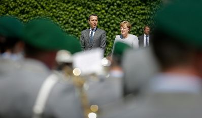 Am 23. Juni 2016 traf Bundeskanzler Christian Kern (l.) im Rahmen seines Besuches in Berlin die deutsche Bundeskanzlerin Angela Merkel (r.) zu einem Gespr&auml;ch.