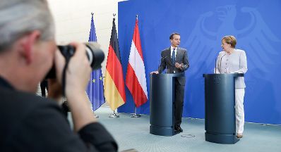 Am 23. Juni 2016 traf Bundeskanzler Christian Kern (l.) im Rahmen seines Besuches in Berlin die deutsche Bundeskanzlerin Angela Merkel (r.) zu einem Gespr&auml;ch. Im Anschluss fand eine Pressekonferenz statt.