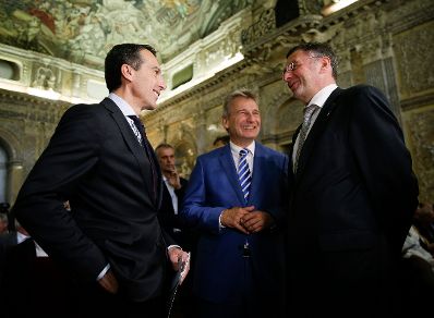 Am 4. Juli 2016 fand in der Aula der Wissenschaften eine Diskussion zum "Wirtschaftspolitischen Programm &Ouml;sterreich 2016-17" statt. Im Bild Bundeskanzler Christian Kern (l.) mit Verkehrsminister J&ouml;rg Leichtfried (r.) und &Ouml;GB-Pr&auml;sident Erich Foglar (m.).