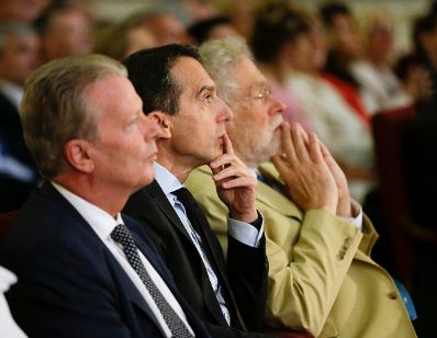 Am 4. Juli 2016 fand in der Aula der Wissenschaften eine Diskussion zum "Wirtschaftspolitischen Programm &Ouml;sterreich 2016-17" statt. Im Bild Bundeskanzler Christian Kern (m.) mit Vizekanzler und Bundesminister Reinhold Mitterlehner (l.) und dem Physiker Anton Zeilinger (r.).