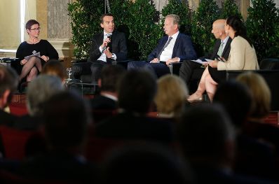 Am 4. Juli 2016 fand in der Aula der Wissenschaften eine Diskussion zum "Wirtschaftspolitischen Programm &Ouml;sterreich 2016-17" statt. Im Bild Bundeskanzler Christian Kern (m.l.) mit Vizekanzler und Bundesminister Reinhold Mitterlehner (m.r.).