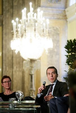 Am 4. Juli 2016 fand in der Aula der Wissenschaften eine Diskussion zum "Wirtschaftspolitischen Programm &Ouml;sterreich 2016-17" statt. Im Bild Bundeskanzler Christian Kern (r.).