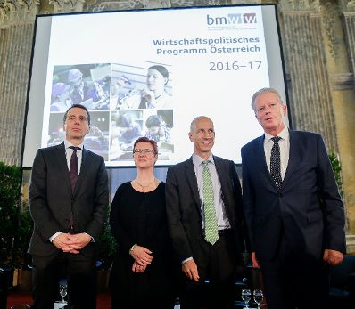 Am 4. Juli 2016 fand in der Aula der Wissenschaften eine Diskussion zum "Wirtschaftspolitischen Programm &Ouml;sterreich 2016-17" statt. Im Bild Bundeskanzler Christian Kern (l.) mit Vizekanzler und Bundesminister Reinhold Mitterlehner (r.).