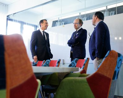 Am 19. Juli 2016 besuchte Bundeskanzler Christian Kern (l.) das Bundesland Vorarlberg. Im Bild bei den "Vorarlberger Nachrichten" mit Gesch&auml;ftsf&uuml;hrer Eugen Russ (m.) und Chefredakteur Gerold Riedmann (r.).