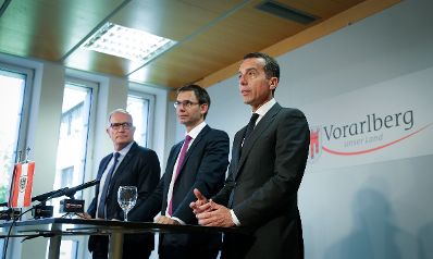 Am 19. Juli 2016 besuchte Bundeskanzler Christian Kern (r.) das Bundesland Vorarlberg. Im Bild mit Landeshauptmann Markus Wallner (m.) bei einer gemeinsamen Pressekonferenz.