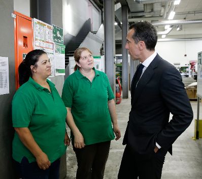 Am 19. Juli 2016 besuchte Bundeskanzler Christian Kern (r.) das Bundesland Vorarlberg. Im Bild bei der Firma Grass.