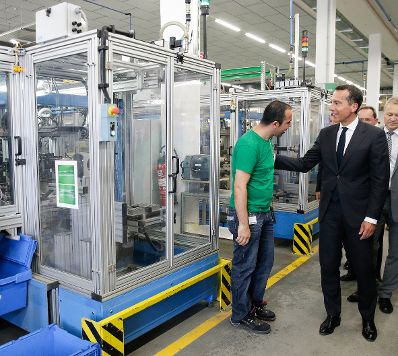 Am 19. Juli 2016 besuchte Bundeskanzler Christian Kern (r.) das Bundesland Vorarlberg. Im Bild bei der Firma Grass.