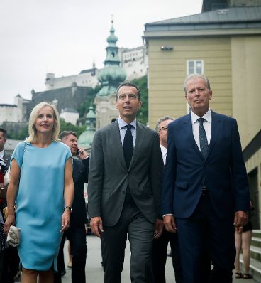 Am 28. Juli 2016 fand der Festakt anl&auml;sslich der Er&ouml;ffnung der 96. Salzburger Festspiele statt. Im Bild Bundeskanzler Christian Kern (m.) und Ehefrau Eveline Steinberger-Kern (l.) mit Vizekanzler und Bundesminister Reinhold Mitterlehner (r.).