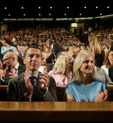 Am 28. Juli 2016 fand in der Felsenreitschule der Festakt anl&auml;sslich der Er&ouml;ffnung der 96. Salzburger Festspiele statt. Im Bild Bundeskanzler Christian Kern mit Ehefrau Eveline Steinberger-Kern (r.).