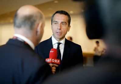 Am 19. September 2016 nahm Bundeskanzler Christian Kern am Gipfeltreffen der Vereinten Nationen zu Flucht und Migration in New York teil. Im Bild bei einem ORF Interview.