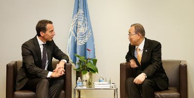 Am 20. September 2016 nahm Bundeskanzler Christian Kern (l.) am Gipfeltreffen der Vereinten Nationen zu Flucht und Migration in New York teil. Im Bild mit UN-Generalsekret&auml;r Ban Ki-moon (r.).
