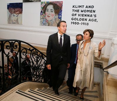 Am 20. September 2016 nahm Bundeskanzler Christian Kern (l.) am Gipfeltreffen der Vereinten Nationen zu Flucht und Migration in New York teil. Im Bild beim Besuch im Museum "Neue Galerie New York".