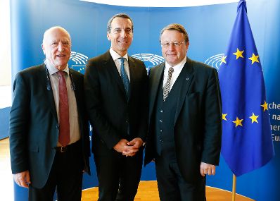 Am 5. Oktober 2016 traf Bundeskanzler Christian Kern (m.) die &ouml;sterreichischen Abgeordneten zum Europ&auml;ischen Parlament in Stra&szlig;burg. Im Bild mit Josef Weidenholzer (l.) und Paul R&uuml;big (r.).
