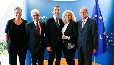 Am 5. Oktober 2016 traf Bundeskanzler Christian Kern (m.) die &ouml;sterreichischen Abgeordneten zum Europ&auml;ischen Parlament in Stra&szlig;burg. Im Bild mit Ulrike Lunacek (l.), Heinz Kurt Becker (m.l.), Karin Ingeborg Kadenbach (m.r.) und Othmar Karas (r.).
