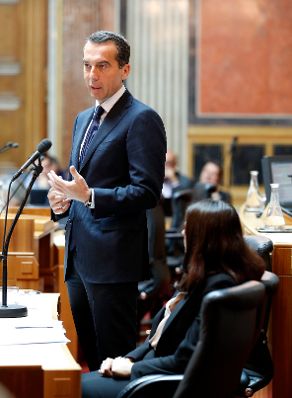 Am 6. Oktober 2016 sprach Bundeskanzler Christian Kern (l.) bei der Aktuellen Stunde im Bundesrat im Parlament. Im Bild mit Staatssekret&auml;rin Muna Duzdar (r.).