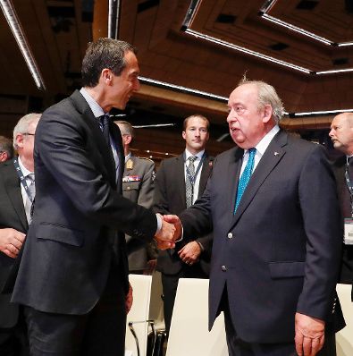 Am 11. Oktober 2016 nahm Bundeskanzler Christian Kern an der feierlichen Er&ouml;ffnung des 17. Bundeskongresses der Gewerkschaft &Ouml;ffentlicher Dienst im Wiener Austria Center teil. Im Bild mit dem G&Ouml;D-Vorsitzenden Fritz Neugebauer (r.).