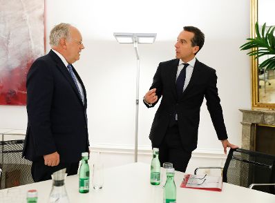 Am 13. Oktober 2016 empfing Bundeskanzler Christian Kern (r.) den Bundespr&auml;sidenten der Schweizer Eidgenossenschaft Johann Schneider-Ammann (l.) zu einem Arbeitsgespr&auml;ch im Bundeskanzleramt.